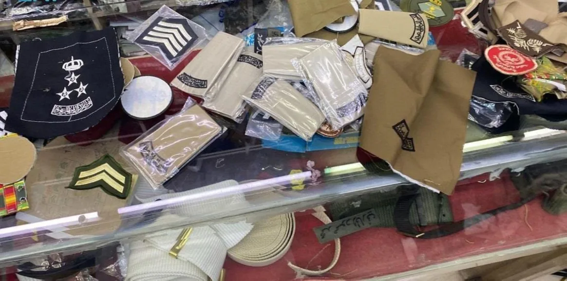 ضبط مخالفات بيع وخياطة الملابس العسكرية بالرياض وإغلاق محلين