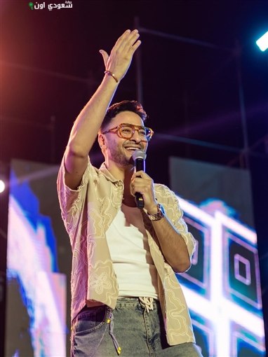 حمادة هلال يتألق في حفل تخرج بالإسكندرية