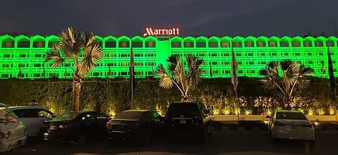 معالم إسلام آباد بألوان العلمين السعودي والباكستاني