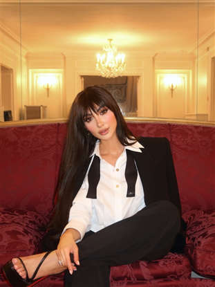 نور الغندور تخطف الأنظار بإطلالة أنيقة في شوارع باريس