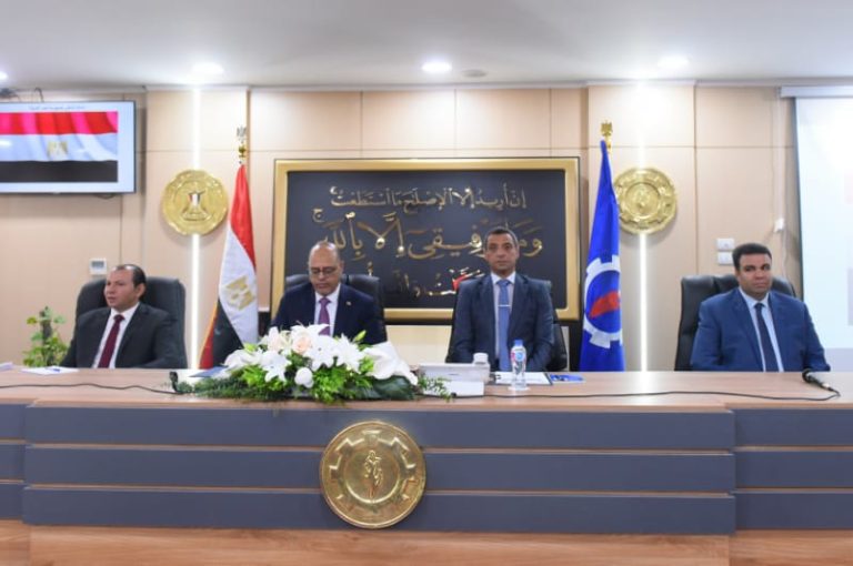 وزير العمل ومحافظ السويس يفتتحان ندوة تعريفية بقانون العمل