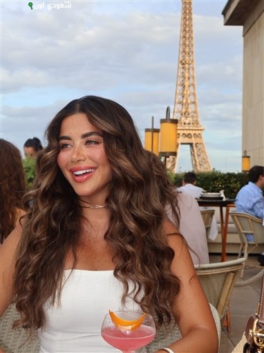 يارا السكري تتألق بإطلالة باريسية
