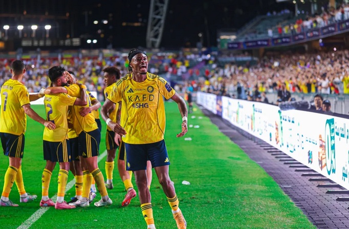 جيسوس يكافئ لاعبي النصر