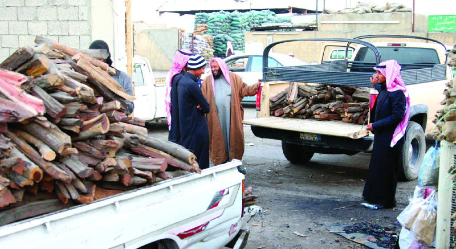 إقبال متزايد على شراء الحطب في الشرقية