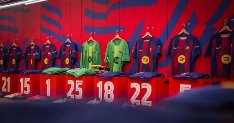 باريس سان جيرمان يعرض قمصان مباراة برشلونة