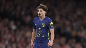 وكيل جوليان ألفاريز يحسم الجدل حول مستقبله بين أتلتيكو مدريد وبرشلونة