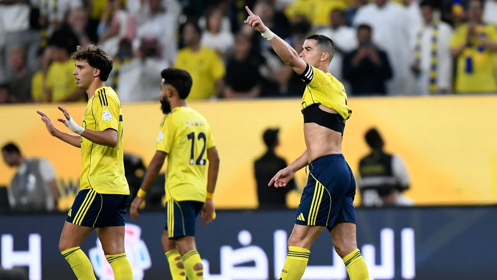 رونالدو يصل للهدف 950 والنصر يفوز على الحزم ويعزز صدارته رونالدو الهدف 950