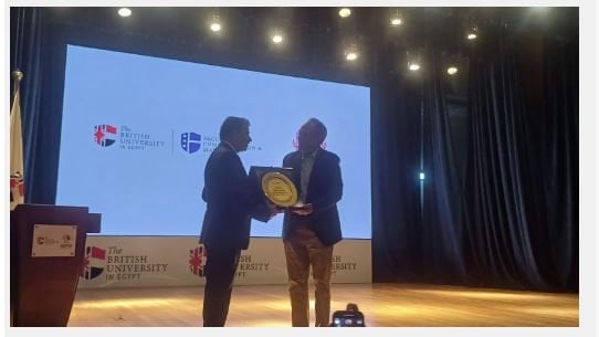 شادي الفخراني يتسلم تكريم والده يحيى الفخراني