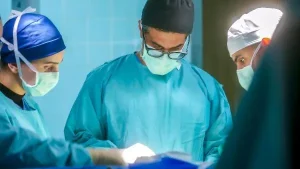 إنجاز عالمي لمستشفى الملك فيصل التخصصي في استئصال ورم دماغي بالروبوت