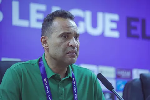 مؤمن سليمان يرد على شائعة وفاته: “أنا في المطار راجع بغداد” مؤمن سليمان ينفي شائعة وفاته