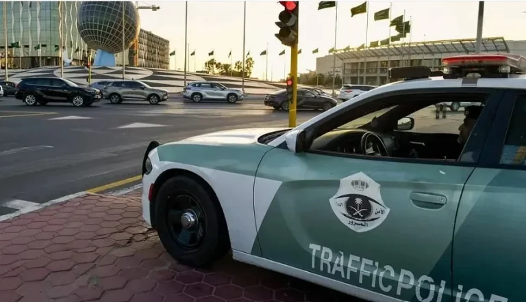 المرور يبرز أهمية تشغيل مصابيح المركبة في الظروف الطارئة للحفاظ على السلامة