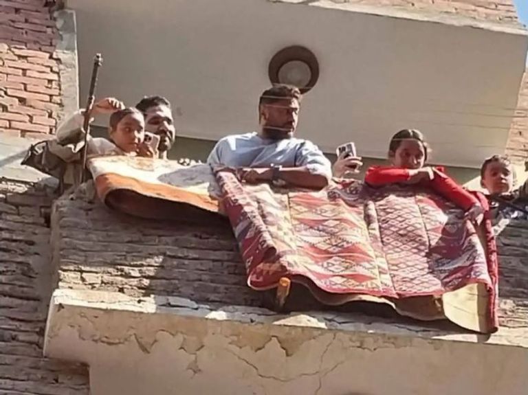 تامر حسني في زيارة إنسانية لطفلة مصابة بالسرطان