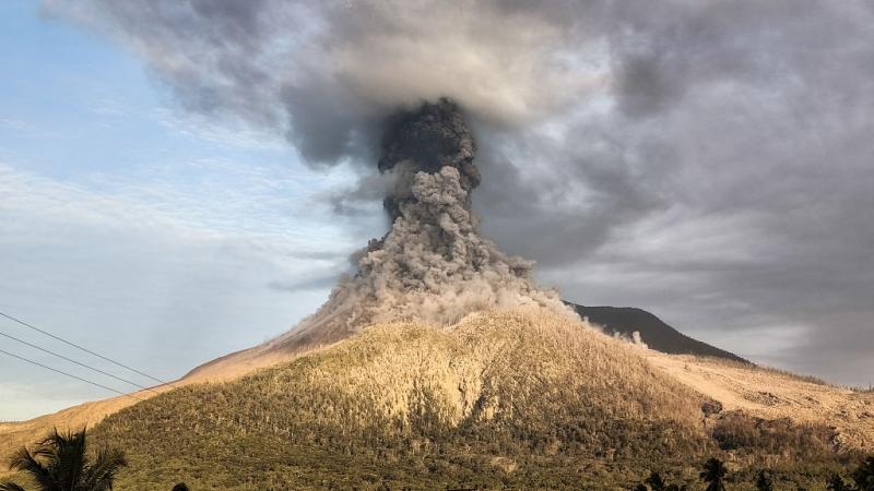 ثوران بركان ليووتوبي شرق إندونيسيا