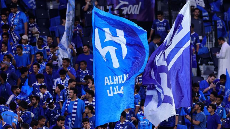 جماهير الهلال تحتفل بتتويج سالم الدوسري