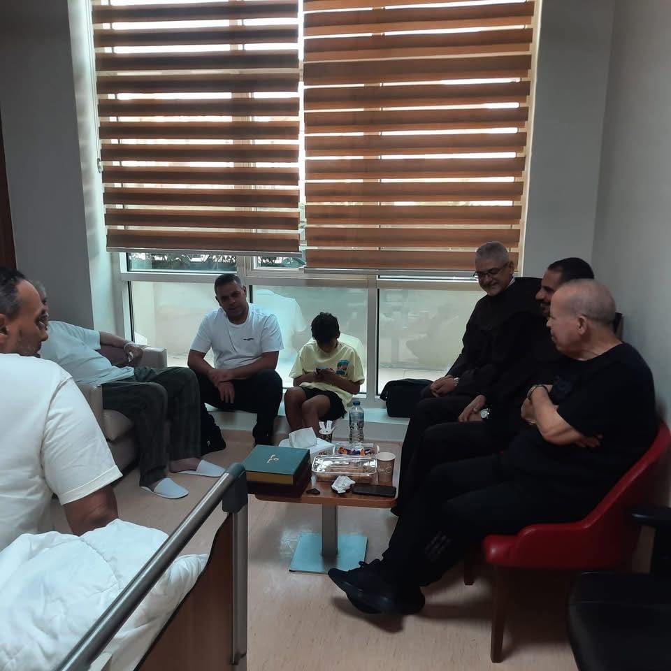 زيارة إنسانية من المركز الكاثوليكي للكابتن حسن شحاتة في المستشفى