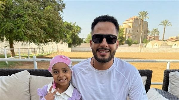 عصام السقا يحقق أمنية طفلة مريضة بالسرطان