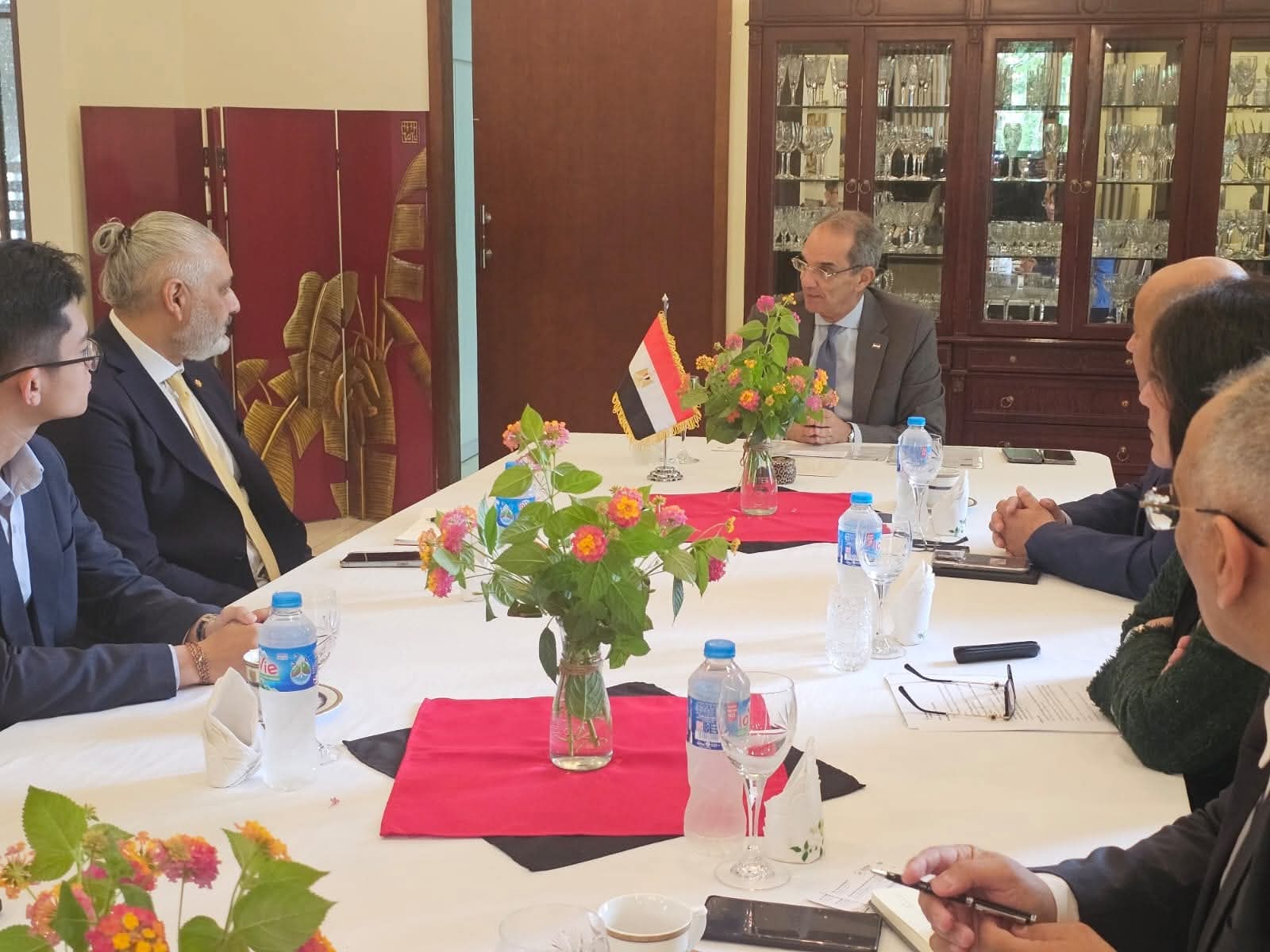 عمرو طلعت يبحث تعزيز الاستثمار المصري