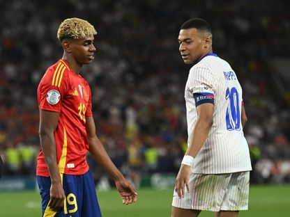 مبابي يدافع عن لامين يامال