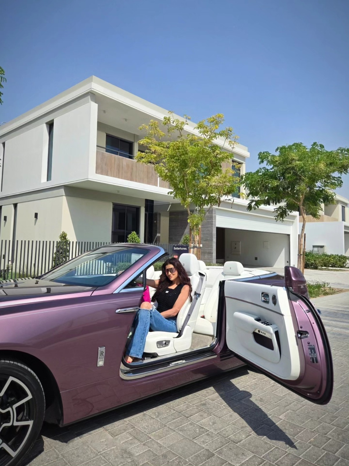 محمد سامي يهدي زوجته مي عمر سيارة رولز رويس احتفالاً بعيد ميلادها