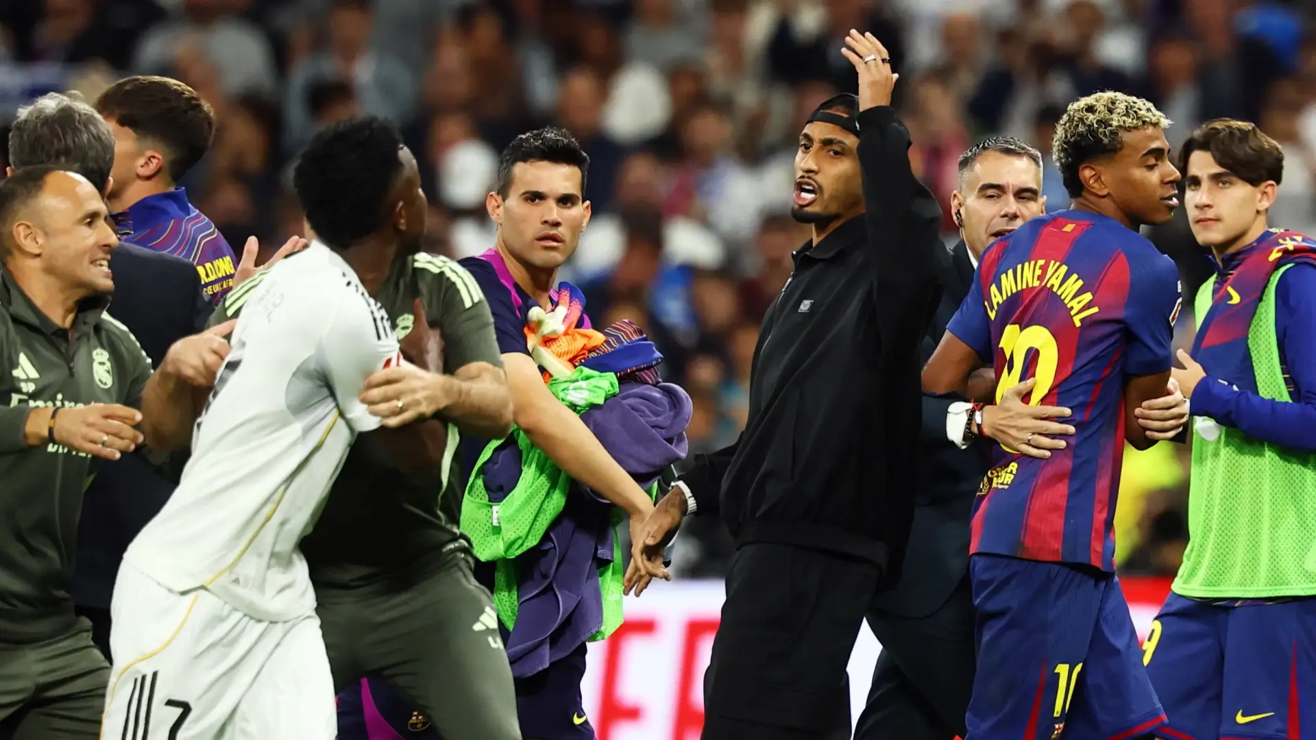 أربع بطاقات صفراء وطرد بعد الكلاسيكو.. تفاصيل الاشتباكات بين لاعبي ريال مدريد وبرشلونة اشتباكات بعد الكلاسيكو
