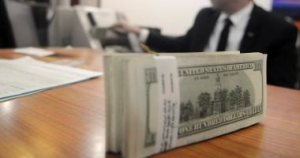 أسعار الدولار مقابل الجنيه المصري اليوم الجمعة في كافة البنوك المصرية تتصدر الأخبار