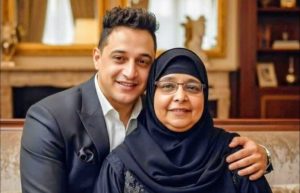 أشهر المطرب الشعبي رضا البحراوي يودع والدته بعد معاناة طويلة مع المرض