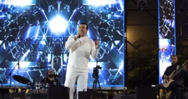 احتفالات رأس السنة تتألق بأداء إيهاب توفيق الذي يشعل الأجواء بأغانيه الرومانسية