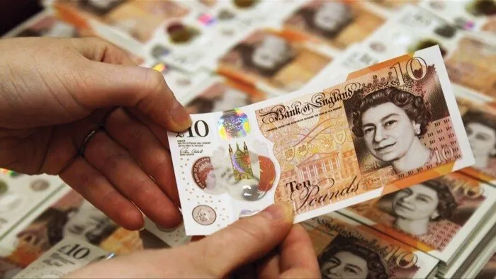 ارتفاع الجنيه الإسترليني أمام الدولار بسبب تراجع المستثمرين عن العملة الأمريكية