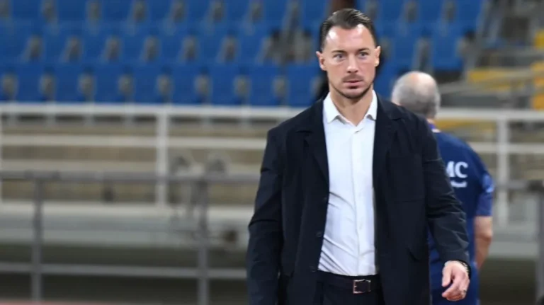 استبعاد نجم “الراقي” من تشكيلة الأهلي لمواجهة نيوم يثير تساؤلات حول القرار الفني الحاسم