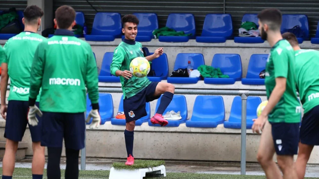 القادسية يستهدف طموحات الأهلي ويشعل المنافسة لخطف نجمة ضمك الشابة