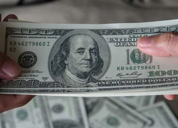 انخفاض الدولار أمام الجنيه في البنك المركزي ليسجل أدنى مستوى منذ منتصف نوفمبر الأخير