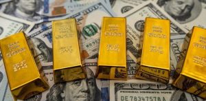انخفاض حاد في أسعار الذهب تزامنًا مع ارتفاع قيمة الدولار الأمريكي بشكل ملحوظ