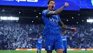 تتابع جماهير الكرة السعودية مجريات مباراة الهلال والقادسية في دوري المحترفين لعام 2026