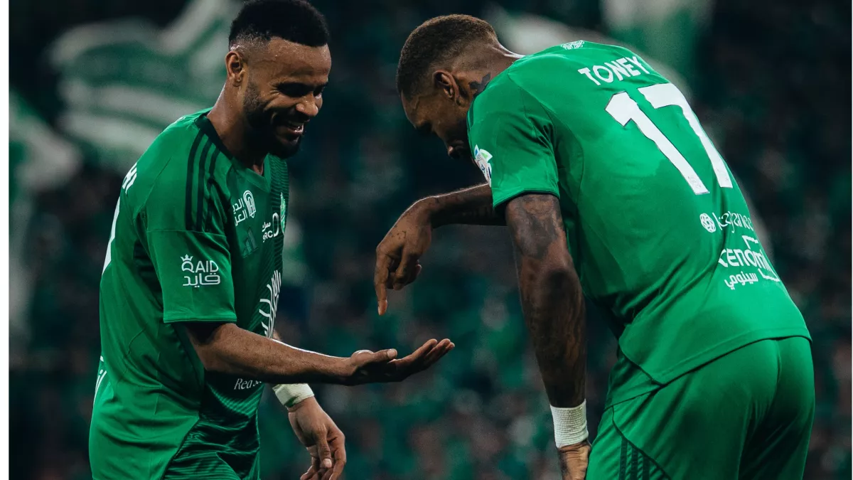 تسجيل لحظات مثيرة من اشتباكات بالأيدي بين لاعبي الأهلي والنصر خلال قمة دوري روشن