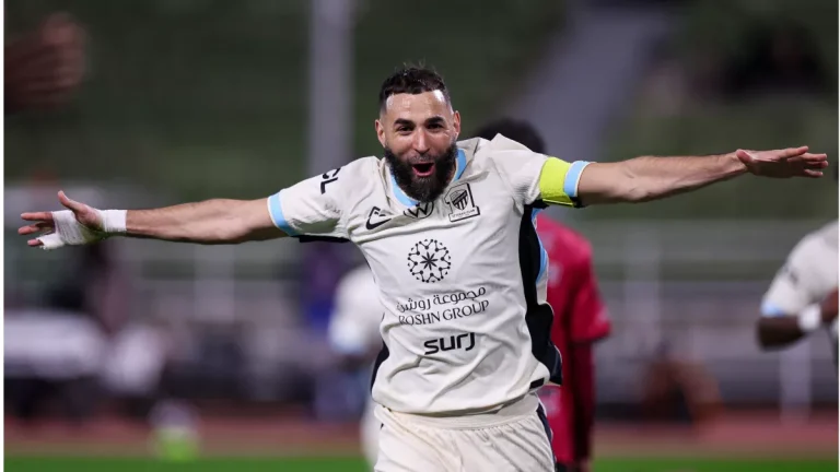 بنزيما يواجه وعكة صحية لكنه يظهر بروح القيادة قبيل مباراة ضمك القادمة