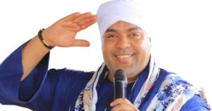 توفي والد المطرب الشعبي عمرو أبوزيد وتجرى مراسم تشييع جنازته بمسجد السيدة نفيسة