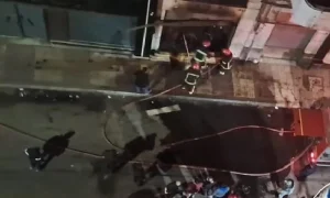 حريق داخل محل تجاري في شارع العطارين بالإسكندرية بسبب ماس كهربائي يهدد السلامة العامة