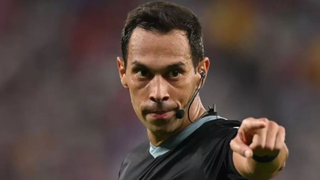 حكام مباريات دوري روشن اليوم يضمّون أجانب للهلال والاتحاد ومساعدين محليين للتعاون