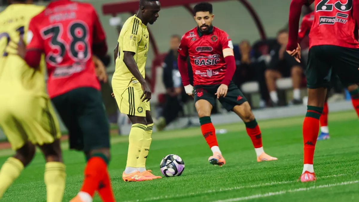 خبير تحكيمي يثير الجدل.. هل كان يُفترض منح النصر ركلة جزاء ضد الخلود؟