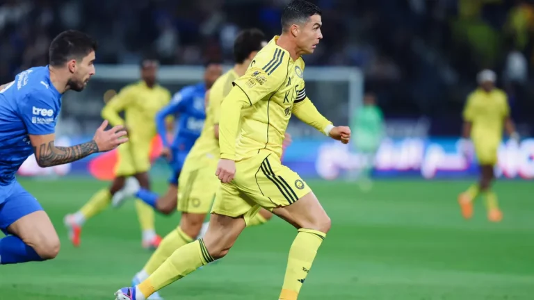 رونالدو يثير حماس الجماهير بتسجيله الهدف الأول للنصر في ديربي مثير أمام الهلال