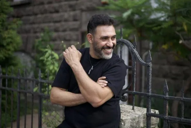 عمرو مصطفى يُفجر مفاجأة مثيرة حول تحوله للغناء في برنامج صاحبة السعادة | فيديو