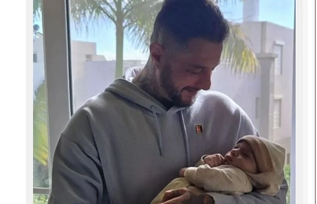 لقطة أحمد الفيشاوي مع رضيع تثير دهشة الجمهور وتطرح تساؤلات حول هويته كأب