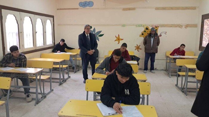 مدير العلوم الثقافية في الأزهرية بمطروح يقوم بجولة تفقدية بلجان اختتام امتحانات النقل الثانوي