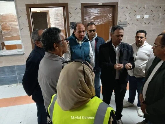 نائب رئيس هيئة المجتمعات العمرانية يقوم بجولة تفقدية لمستشفى العبور استعدادًا لافتتاحها قريبًا