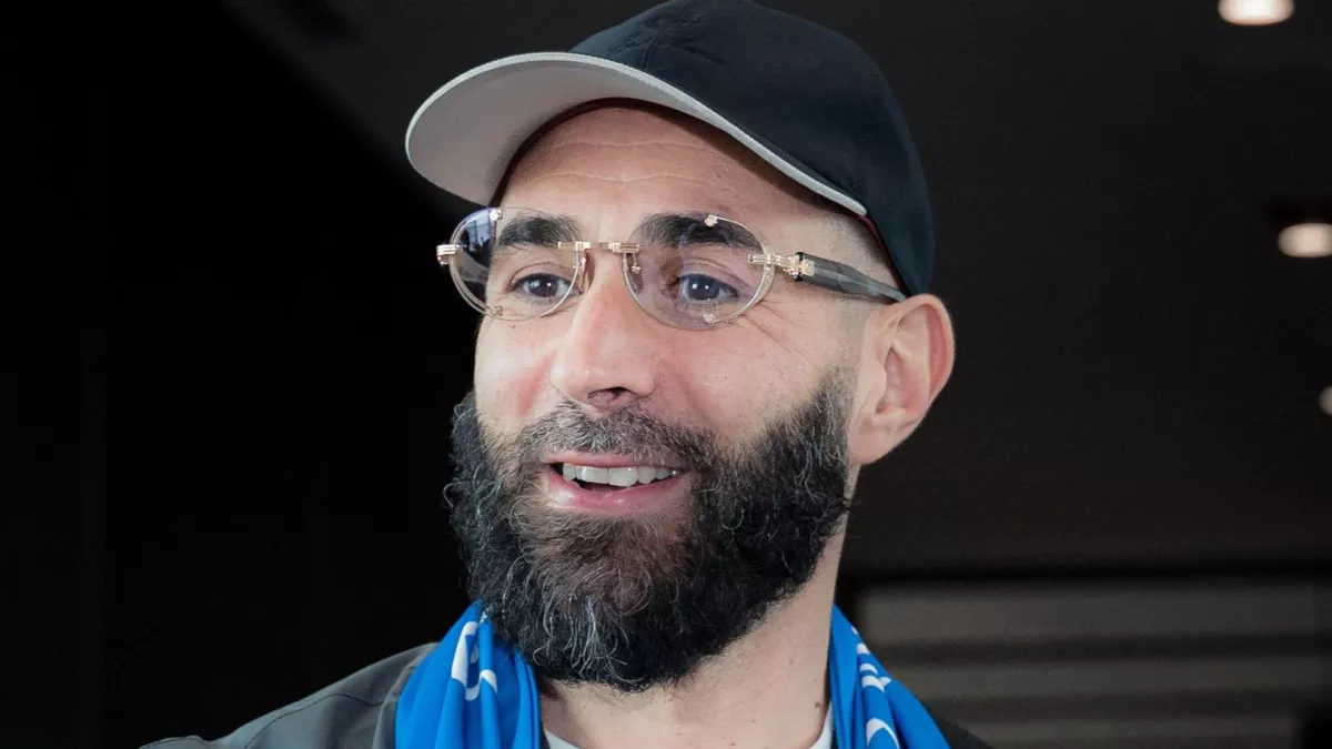 وصل النجم كريم بنزيما إلى الرياض بشغف كبير، استعدادًا للانضمام إلى نادي الهلال تحت شعار «بوشاح الزعيم»